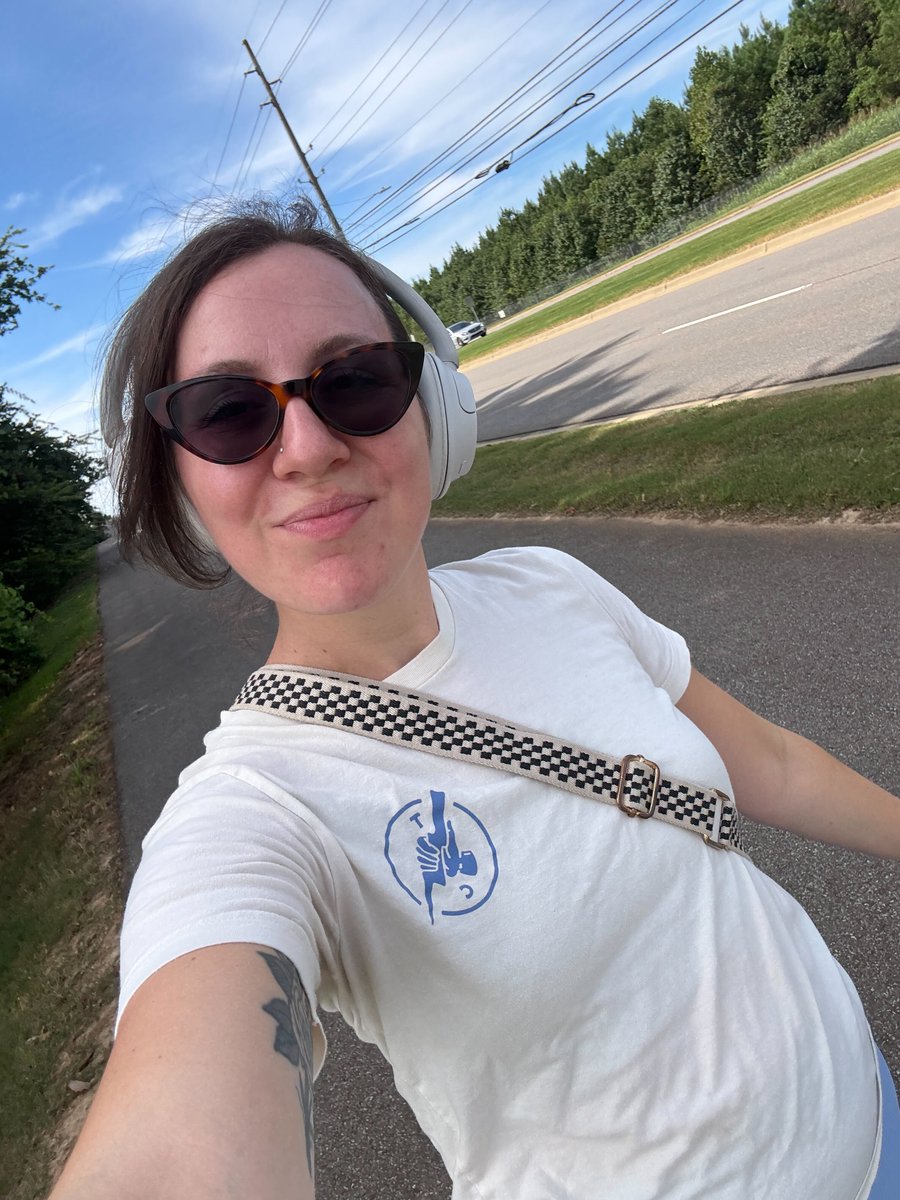 CommonstateAr's tweet image. 🌄 Temps dropped this week, so we held class outside and told the crew to kick back on the patio, take a walk, or just do something outdoors they normally wouldn’t.

🫵 Take this as your sign to do the same.

#sunsout #screensoff