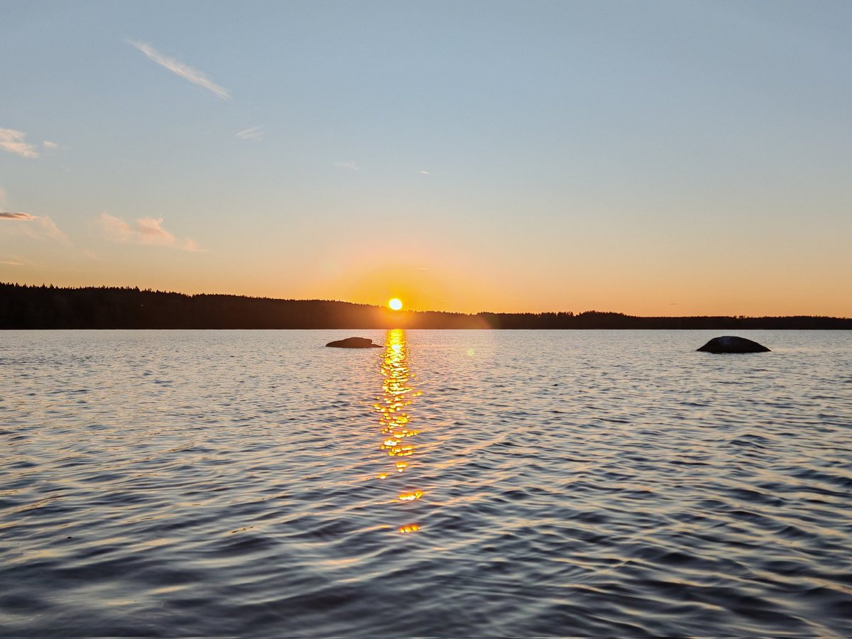 Oli käytävä melomassa ja auringonlaskua ihailemassa. Hanhimuutto on alkanut, kun pieniä parvia laskeutui järvelle yöpymään. #Luumäki #Kivijärvi #packrafting