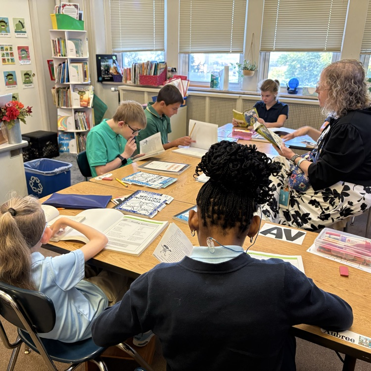 SRSDeaf's tweet image. Ms. Nanci is working with her students on the new ARC Reading Program!  This exciting resource is designed to build strong reading skills and confidence step by step. 💚💛🦁
We can’t wait to see how our students grow with it!
#stritaschoolforthedeaf #lionpride #readingprogram
