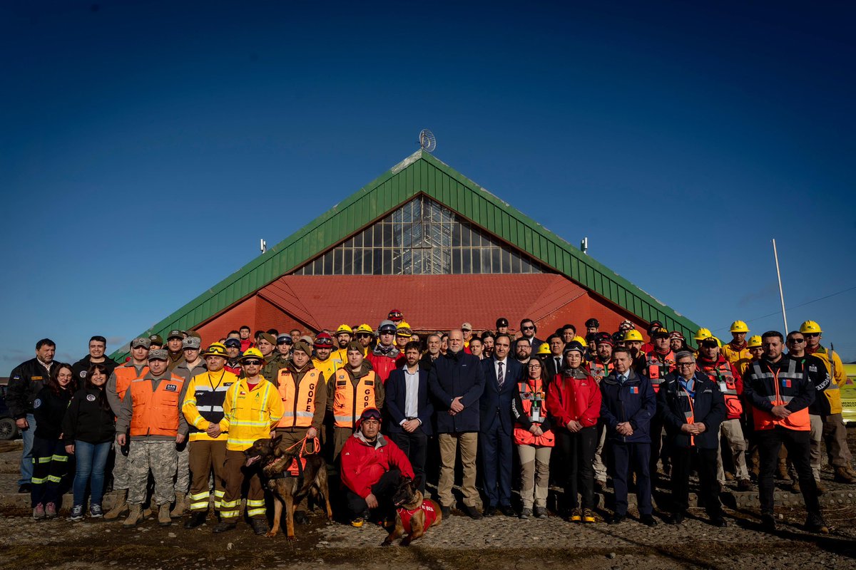 min_interior's tweet photo. 📍Punta Arenas | El ministro Álvaro Elizalde, junto al Delegado Presidencial de Magallanes, José Ruiz, y el gobernador Jorge Flies, revisó las capacidades operativas regionales para responder a emergencias ✅. https://t.co/c39oDUPPf4