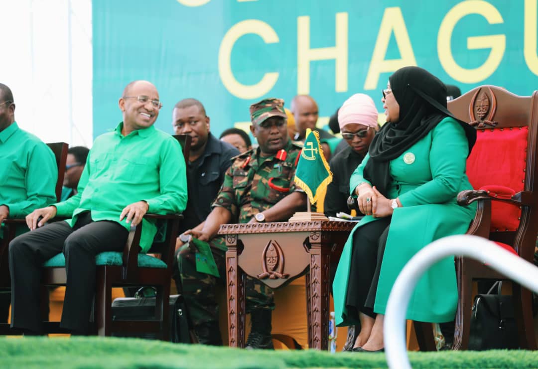 Nyerere kwa namna fulani ni wa kulaumiwa kabisa. Sasa maana ya kuwa na Tanganyika ni nini? Jamaa wote wametokea nchi jirani kututawala. 

Rais wa Tanganyika yuko wapi? Kuna rais wa Zanzibar na wa muungano. Kwani Zanzibar iliungana na nchi gani? Ndio maana hakuna ajabu kwa pesa za