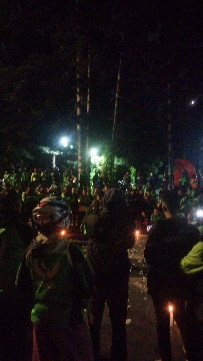 Cikapayang, Bandung malam ini kawan2 Ojol berkumpul, menyalakan lilin. Besok, api.