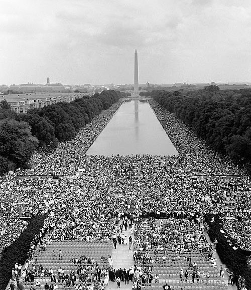 Hoy recordamos el famoso discurso «I have a dream» (‘Yo tengo un sueño’) de Martin Luther King 🎙️

Un #WikiFact es que existe una disputa por los derechos de autor, ya que King no lo registró en el Registro de Derechos de Autor antes de pronunciarlo en radio y televisión.