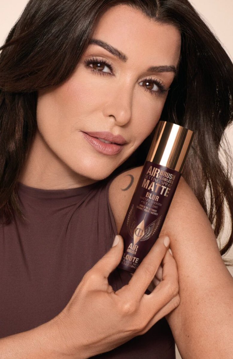 🔴 INFO

<a href="/JeniferOfficiel/">Jenifer</a> devient la première égérie française de la marque britannique de maquillage Charlotte Tilbury 🔥 

Son produit favori ? Le fond de teint Airbrush Flawless Foundation.
