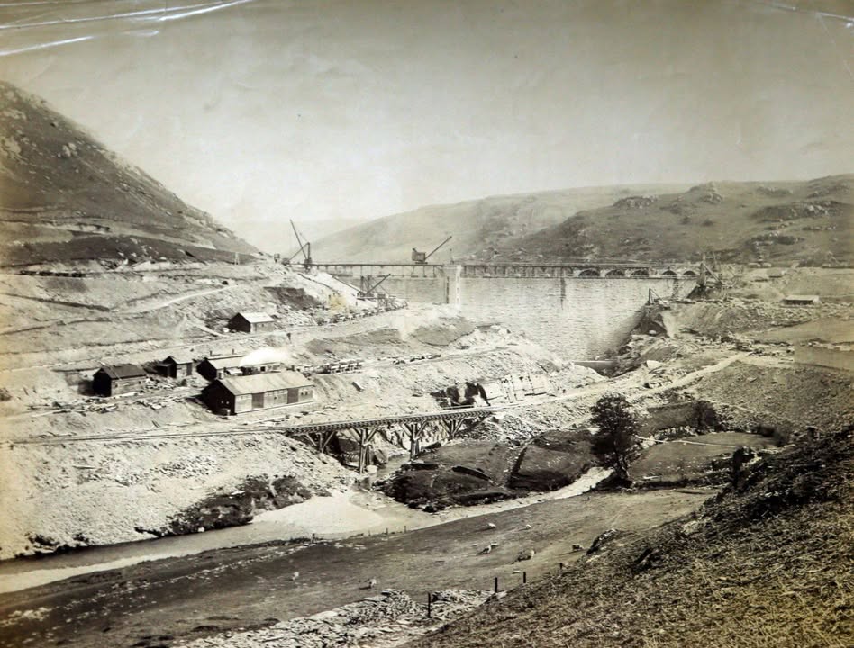 #ThrowbackThursday
View from southeast of Craig Goch, the Elan Valley’s crown jewel, under construction around 1902.
#HenLunIau
Trysor pennaf  argaeau Cwm Elan yw Craig Goch. Dyma ddelwedd  a dynnwyd o gyfeiriad y de dwyrain ohono’n cael ei adeiladu oddeutu 1902.