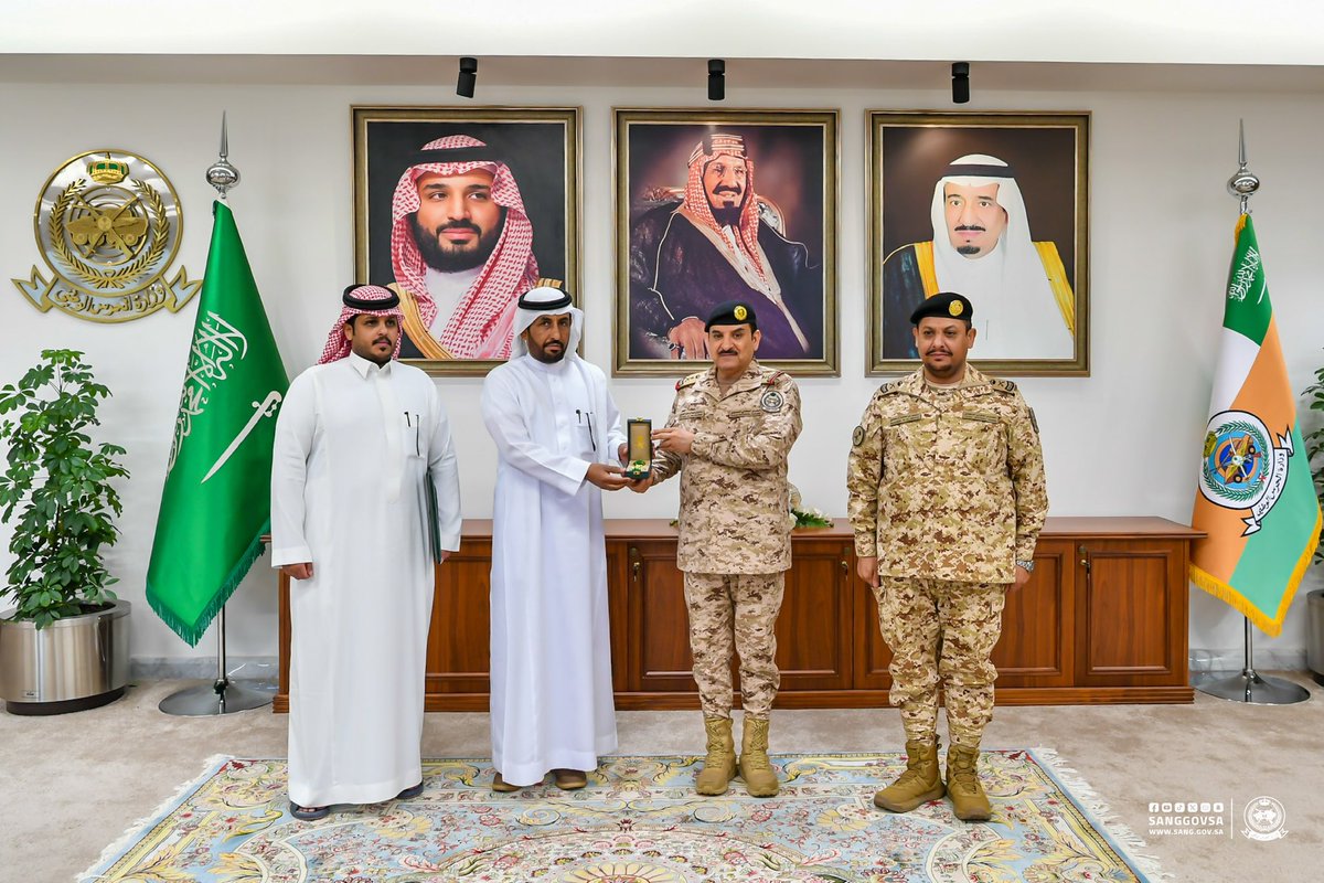إنفاذاً للأمر الملكي الكريم..
معالي رئيس الجهاز العسكري الفريق الركن صالح الحربي يسلّم ذوي شهيد الواجب الوكيل رقيب عبدالله محمد ظافر الشهراني وسام الملك عبدالعزيز من الدرجة الثالثة.

#وزارة_الحرس_الوطني