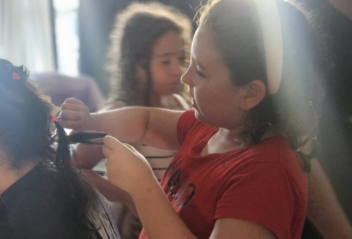 Hoy hemos vivido uno de esos momentos que no se olvidan.
Azu empezó a perder el pelo por la quimio y decidimos enfrentarlo juntos: trencitas, tijeras en manos de las niñas, lágrimas, abrazos… y luego la máquina.
Al final, yo también me rapé. No porque hiciera falta, sino porque