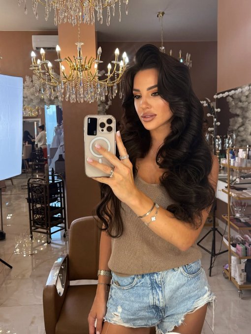 SerafinaMoreau8's tweet image. Casual fashion under the crystal lamp ✨ #SalonSelfie #CasualGlam #NeutralVibes&quot;