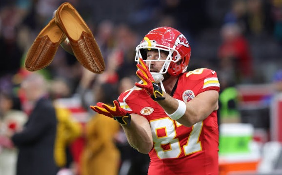 #TravisKelce's joota churai be like: 

#TaylorSwift #taylorswiftengaged #TaylorSwiftTravisKelce #TaylorSwiftEngagement