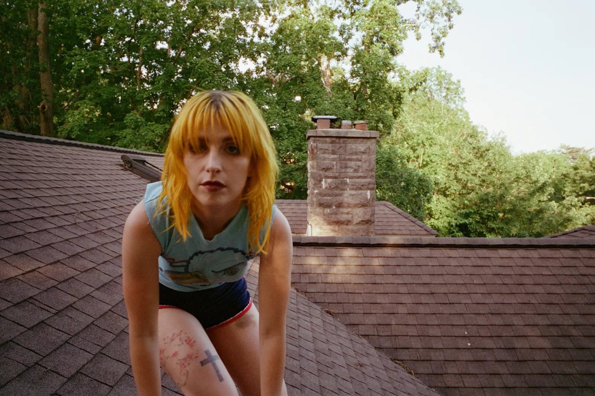 RollingStone's tweet photo. REVIEW: Hayley Williams Powers Through Grief to Deliver a Solo Masterpiece

⭐️⭐️⭐️⭐️ + 1/2 
https://t.co/2OgiIFKkad https://t.co/IiUhW26aLb