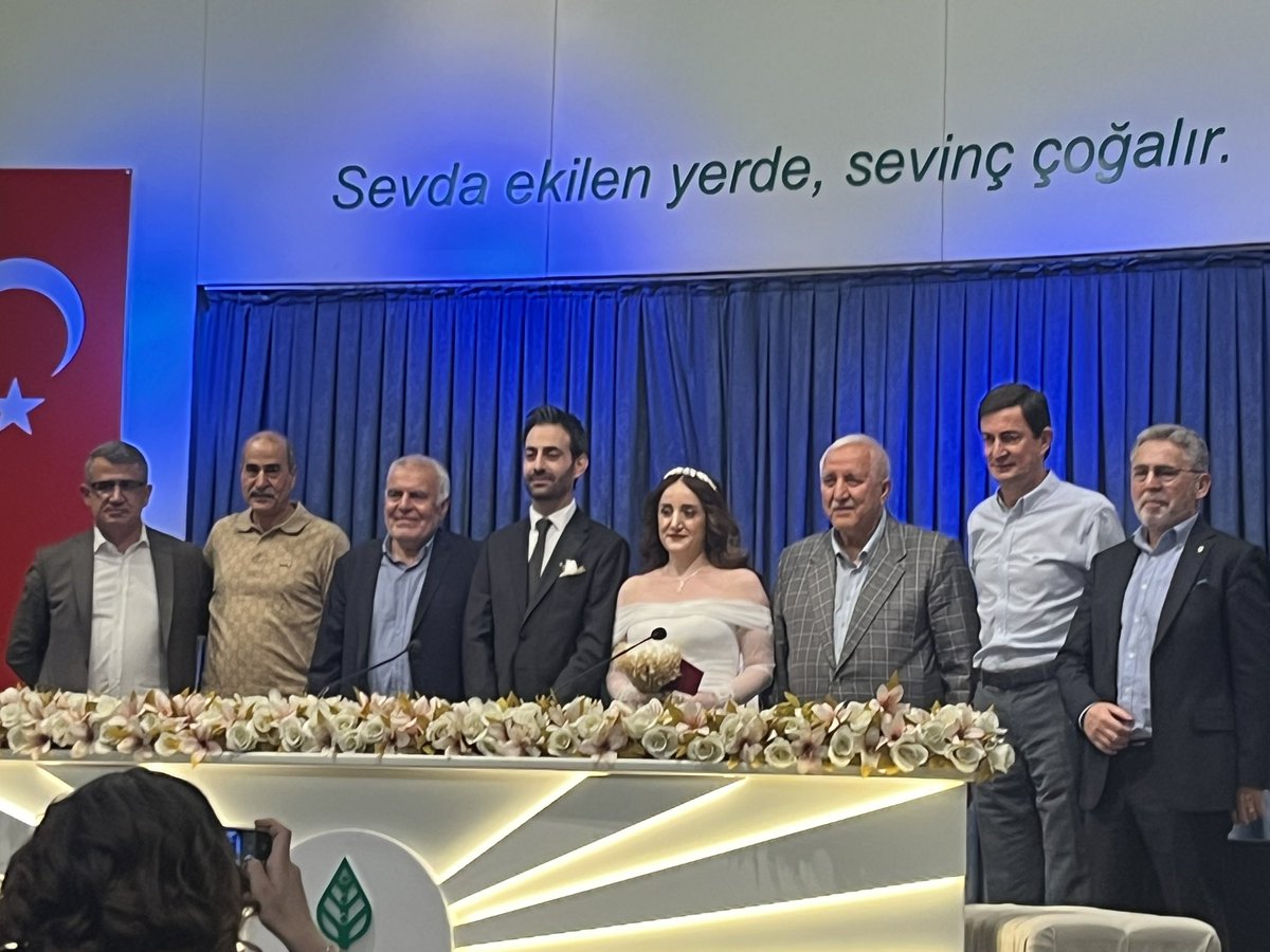 Bu gün bir nikah merasimine katıldım.
Damat Diyarbakır Hezan şeyhlerinin torunu Kendal.
Gelin Dersim’li Gülperi❤️❤️
Şahitler;
eski HDP’li bakan ve milletvekili ,
eski HDP’li  Hakkari milletvekili, Giresun Akparti milletvekili, 
MHP milletvekili, 
emekli Emniyet Müdürü ve istanbul