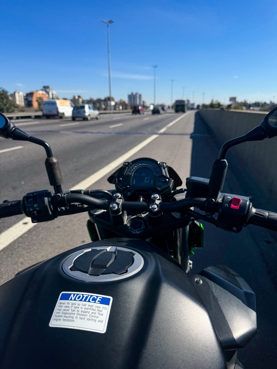que placer andar en moto con días así (más si es una KAWASAKI)