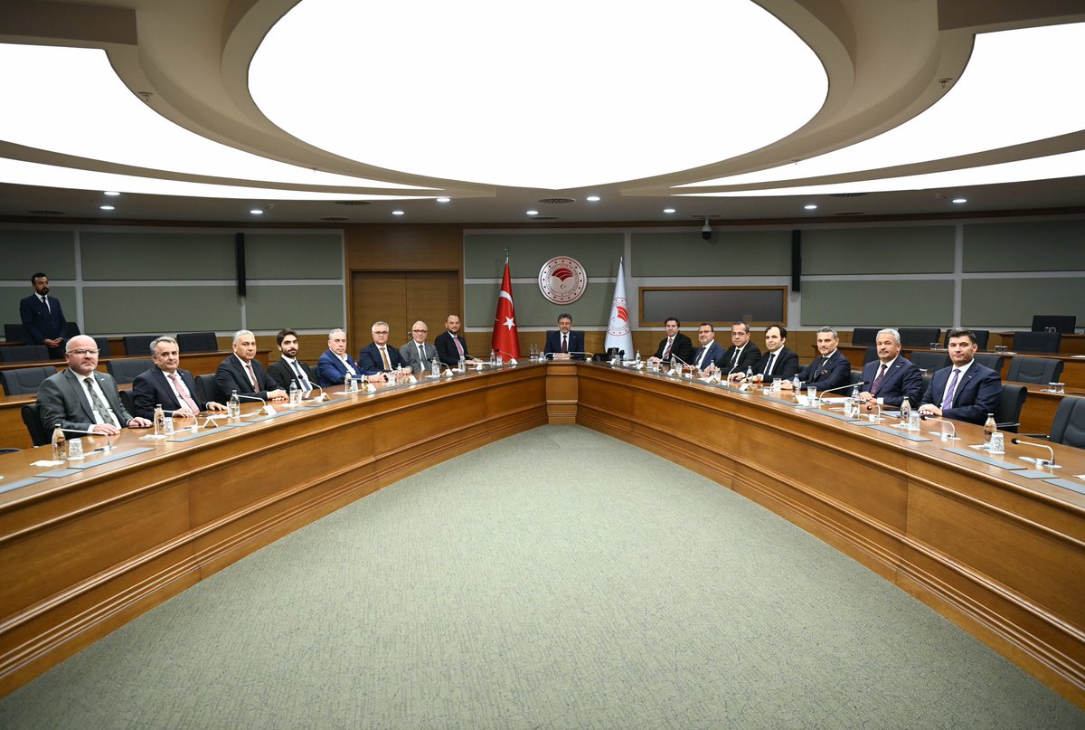 BurhanOzdemirTR's tweet photo. Ankara ziyaretimizin son durağında T.C. Tarım ve Orman Bakanımız Sayın İbrahim Yumaklı’yı (@ibrahimyumakli) makamında ziyaret ettik.

Görüşmemizde; gıda güvenliği, tarımsal üretimde verimlilik, kırsal kalkınma ve ihracat odaklı stratejiler üzerine kapsamlı bir istişare gerçekleştirdik. MÜSİAD olarak; üretimden tüketime uzanan süreçte tarım ve gıda sektörümüzü destekleyen, istihdamı güçlendiren ve sürdürülebilir kalkınmayı önceleyen projelere katkı sunmaya devam edeceğiz.

Nazik kabulleri için Sayın Bakanımıza teşekkür ediyoruz. 

@TCTarim