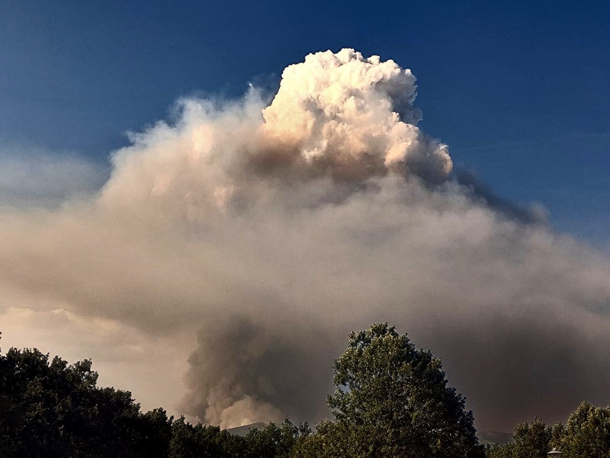 Ya con tiempo (y en casa) sigo muy sorprendido con lo que vi el lunes en el #IFPorto : 

El sondeo muestra una atmósfera estable. Es decir, por mucho mecanismo de disparo que haya, solo hay convección superficial.

Sin embargo, el fuego volvió inestable TODA la columna.