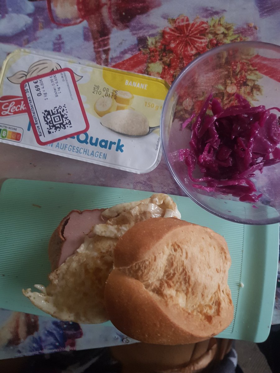 JanXion1's tweet image. Guten Abend 
Euch allen noch ein schönen Abend 
#leberkäsebrötchen #spiegelei #rotkohlsalat #leckermäulchen