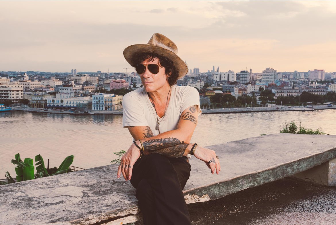 radiohitfm965's tweet image. 🎶 El español Enrique Bunbury será incorporado al Salón de la Fama de los Compositores Latinos el 16 de octubre en Miami. La organización destaca su aporte innovador al rock en español y su versatilidad artística, desde Héroes del Silencio hasta su carrera solista. 🌟 #LSHOF