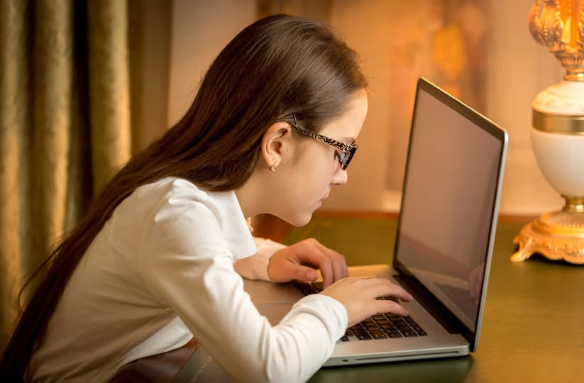 Didyouknowza81's tweet photo. Did you know? There’s no scientific evidence that sitting too close to a computer damages your eyes. Eye problems are usually caused by pre-existing conditions, not screen distance. https://t.co/xtFcSSfpGm