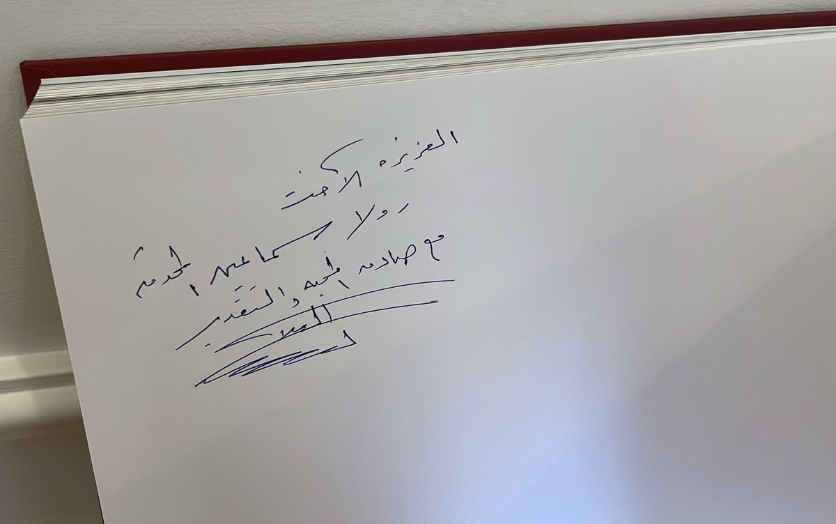 هدية فخمة مثل صاحبها المصور المبدع السيد   Yousef Allan كتابه الذي صدر حديثاً بعنوان "على العهد" الذي هو بمثابة تاريخ تنقله الصور ، عن رجل السلام جلالة  الملك عبد الله الثاني حفظه الله .
#رلى_السماعين