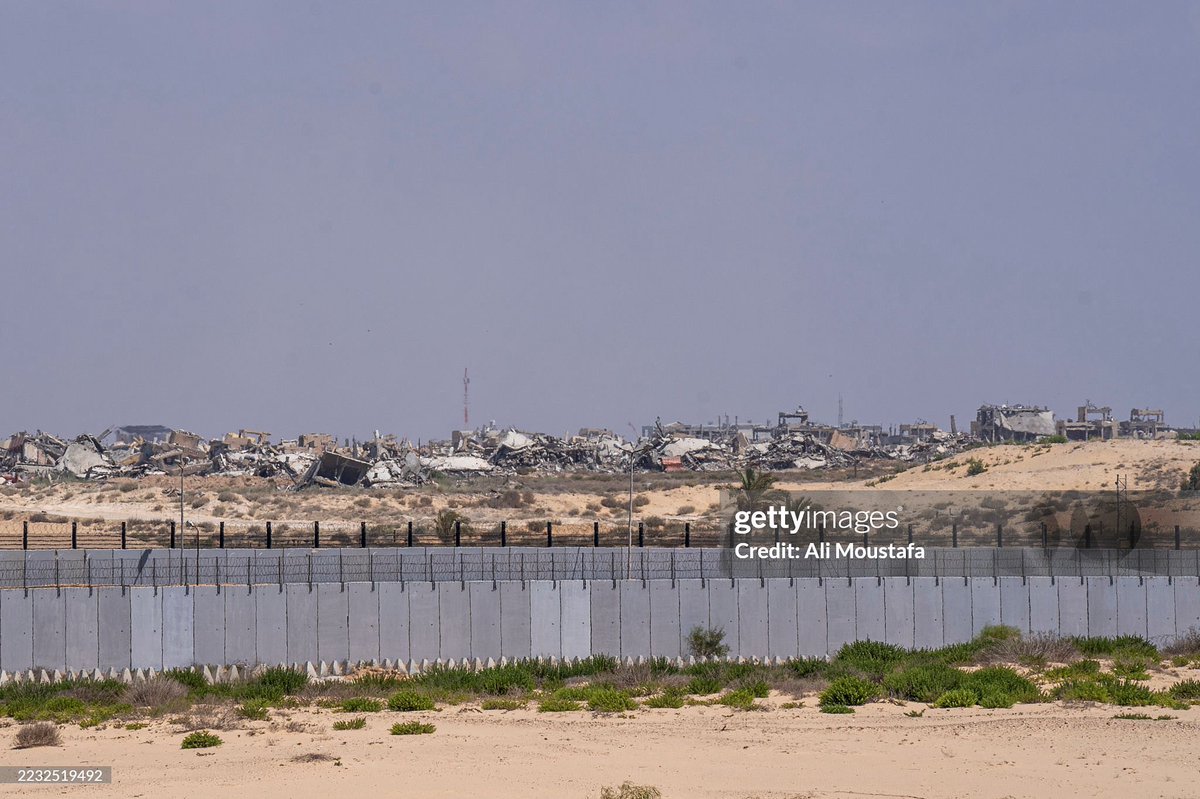غزة كما ترى من الحدود مع رفح المصرية

Gaza as seen from the border with Egyptian Rafah on August 28, 2025 in Rafah, Egypt. (Photo by Ali Moustafa/Getty Images)