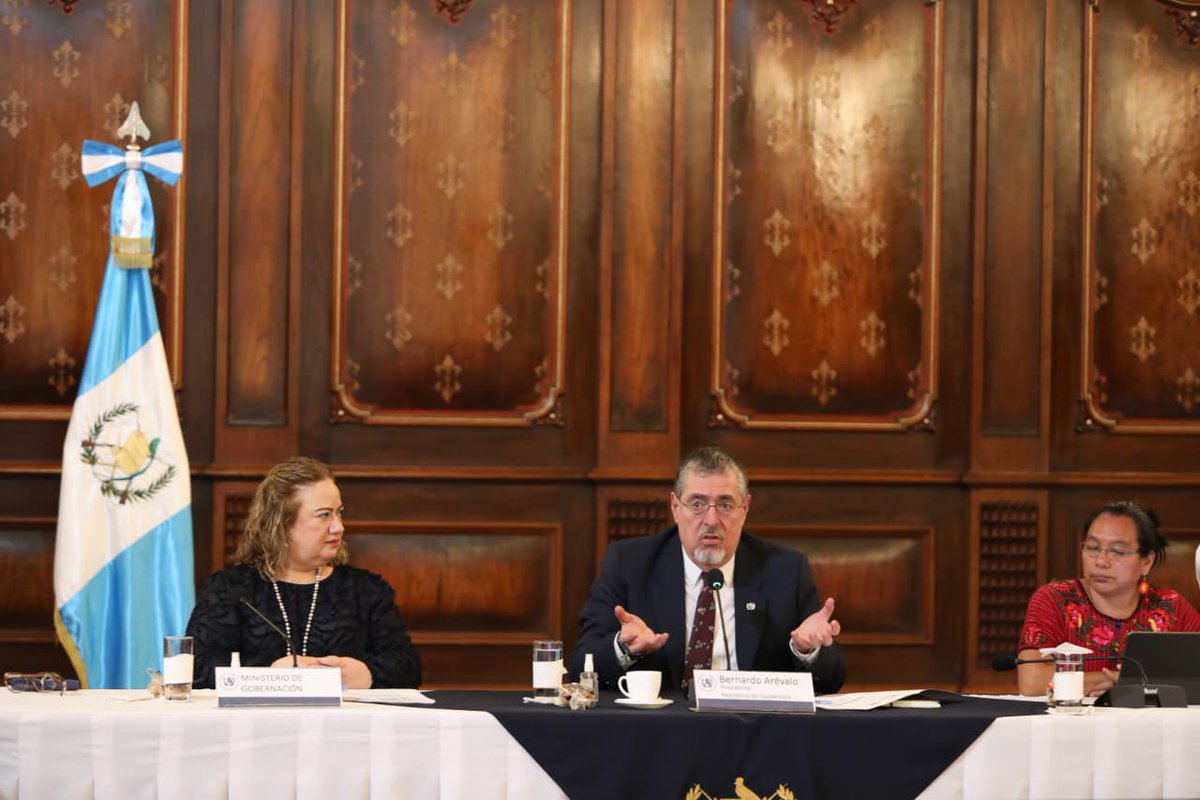 mingobguate's tweet photo. El Presidente @BArevalodeLeon junto a la Viceministra de Prevención del #Mingob, Mayda De León y la titular de @SEPREMGUATEMALA, Ana López, encabeza la reunión de la #CONAPREVI. Asisten también representes de las instituciones que integran la coordinadora. https://t.co/kIbXURx54w