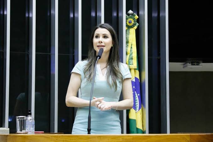 Então é isso: a deputada Carol de Toni (PL-SC) quer que o Congresso possa anular decisões do STF. 

Genial!

Já que não conseguem cumprir a Constituição, a ideia agora é escrever uma própria, de bolso, só para eles.

Segundo ela, o Supremo estaria “invadindo” a função do