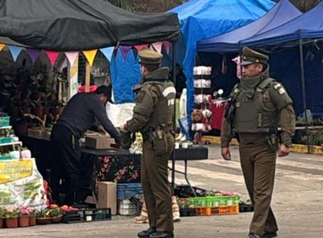carab_ohiggins's tweet image. Desplegados en puntos estratégicos del Santuario de Santa Rosa de #Pelequén y sus inmediaciones, se encuentra @carab_Ohiggins para que esta fiesta religiosa se desarrolle con tranquilidad y seguridad para los feligreses, comerciantes y la comunidad. 
#OrdenyPatria