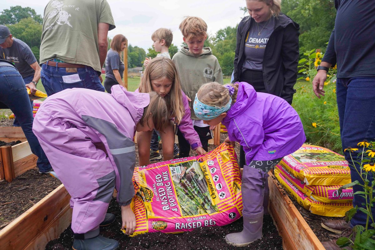 SNNKent's tweet image. The learning garden at @NV_Wildcats West Oakview Elementary is growing! Field School students spent time building and planting this morning thanks to a grant from @DematicAmericas. Watch for a story coming soon on SNN. #gardening #outdooreducation