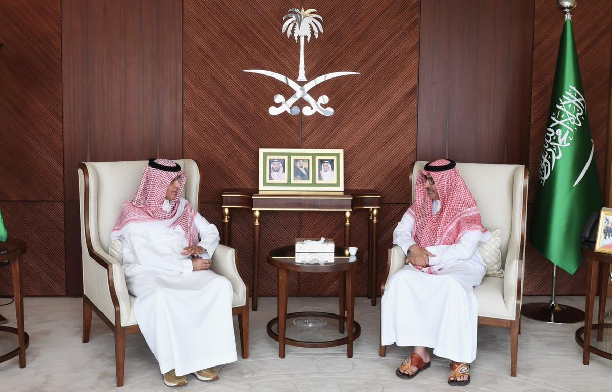 سفير #خادم_الحرمين_الشريفين لدى جمهورية #مصر العربية، صالح بن عيد الحصيني، يستقبل، في مقر السفارة، وفد ضم كل من: الأستاذ/ سليمان بن صالح الخميس، والأستاذ/ تركي بن نايف الرشيدي من هيئة الطيران المدني، والمهندس/ رامي بن حسن السليماني من وزارة الخارجية. 
وجرى خلال اللقاء استعراض