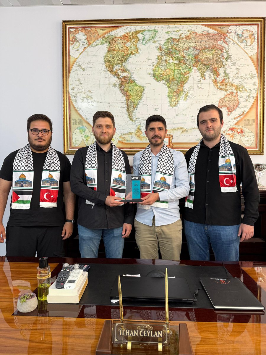 Yönetim ekibi olarak İlim Yayma Cemiyeti yurt müdürlerimiz Mahmut Kaya ve İlhan Ceylan'ı yeni dönem öncesinde ziyaret ettik. Yeni dönemde yurdumuza müdür olarak atanan Mahmut hocamıza, 15 Temmuz Şehitleri İmam Hatip Lisesi müdürlüğüne atanan İlhan hocamıza teşekkür ederiz.