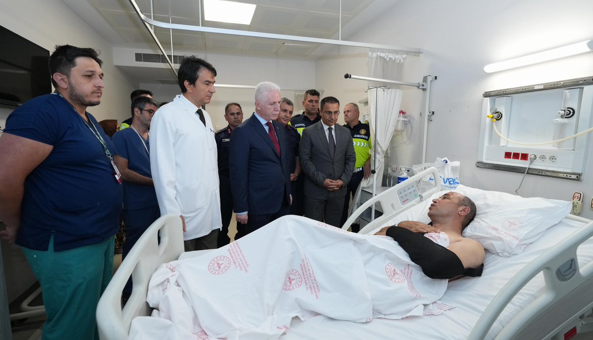 Valimiz Davut Gül, Çekmeköy Kuzey Marmara Otoyolu Hüseyinli Gişeleri’nde meydana gelen trafik kazasında yaralanan jandarmalarımızı, tedavi gördükleri Sancaktepe Şehit Prof. Dr. İlhan Varank Eğitim ve Araştırma Hastanesi’nde ziyaret ederek geçmiş olsun dileklerini iletti.

Vali