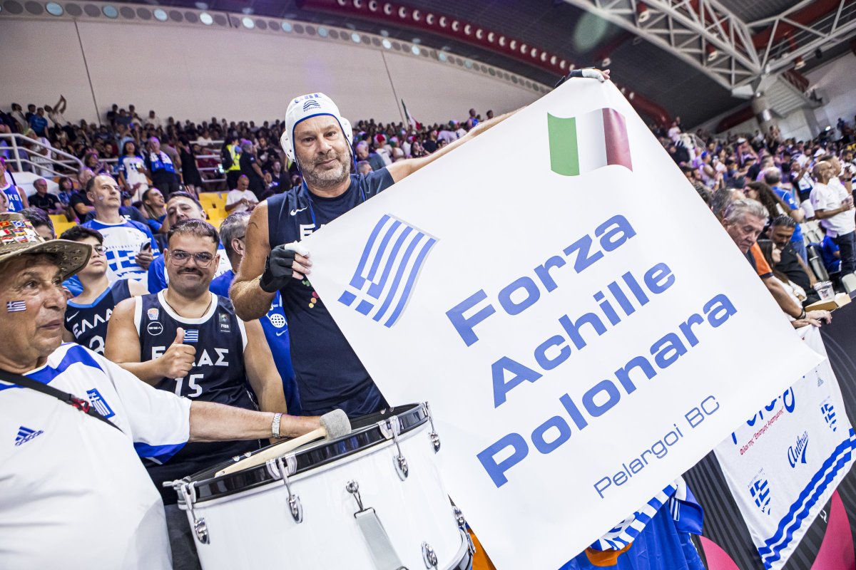 parallelecinico's tweet photo. Questo tifoso greco è il mio nuovo eroe. #EuropeiTipo
@EuroBasket #Eurobasket https://t.co/DDB6A3ePEX