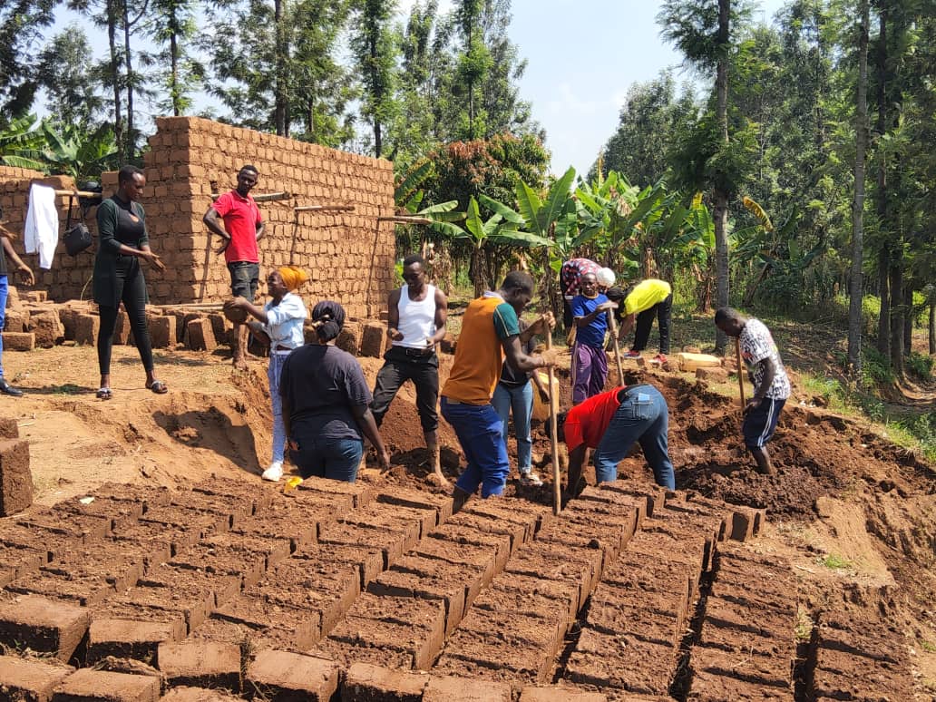 ByimanaVoluntee's tweet photo. Turi mu ngamba kd #ImihigoIrakomeje none tariki ya 28/08/2025 urubyiruko rwo muri Byimana sector, Muhororo cell rufatanyije nurundi rwaturutse mu mirenge itandukanye ya @RuhangoDistrict bakoze igikorwa cyo kubumba amatafari 879 yo kubaka inzu y'umuturage utishoboye Mbuye village. https://t.co/ImBjuQECN8