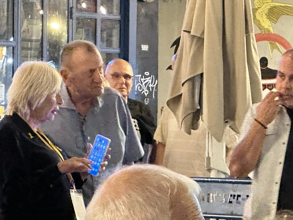 mmaayan's tweet image. לילה לבן...שירים עם אפי נצר  עם אורח שהגיע לחדד את מיתרי הקול לפני שהוא  הולך  להיות  חזן בכל נדרי בכיכר דיזנגוף בליל כיפור הקרוב