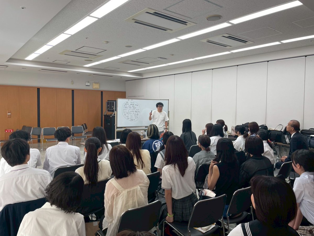 #演技部屋 主催、#市井昌秀 監督のワークショップに参加しました！

相手によって、感情を変えるのではなく変わってしまう。
等身大であること、状況を把握すること。
そして強みや見え方を、丁寧にご指摘頂きました。

市井監督、代表の檜尾さん、長時間ありがとうございました☺️