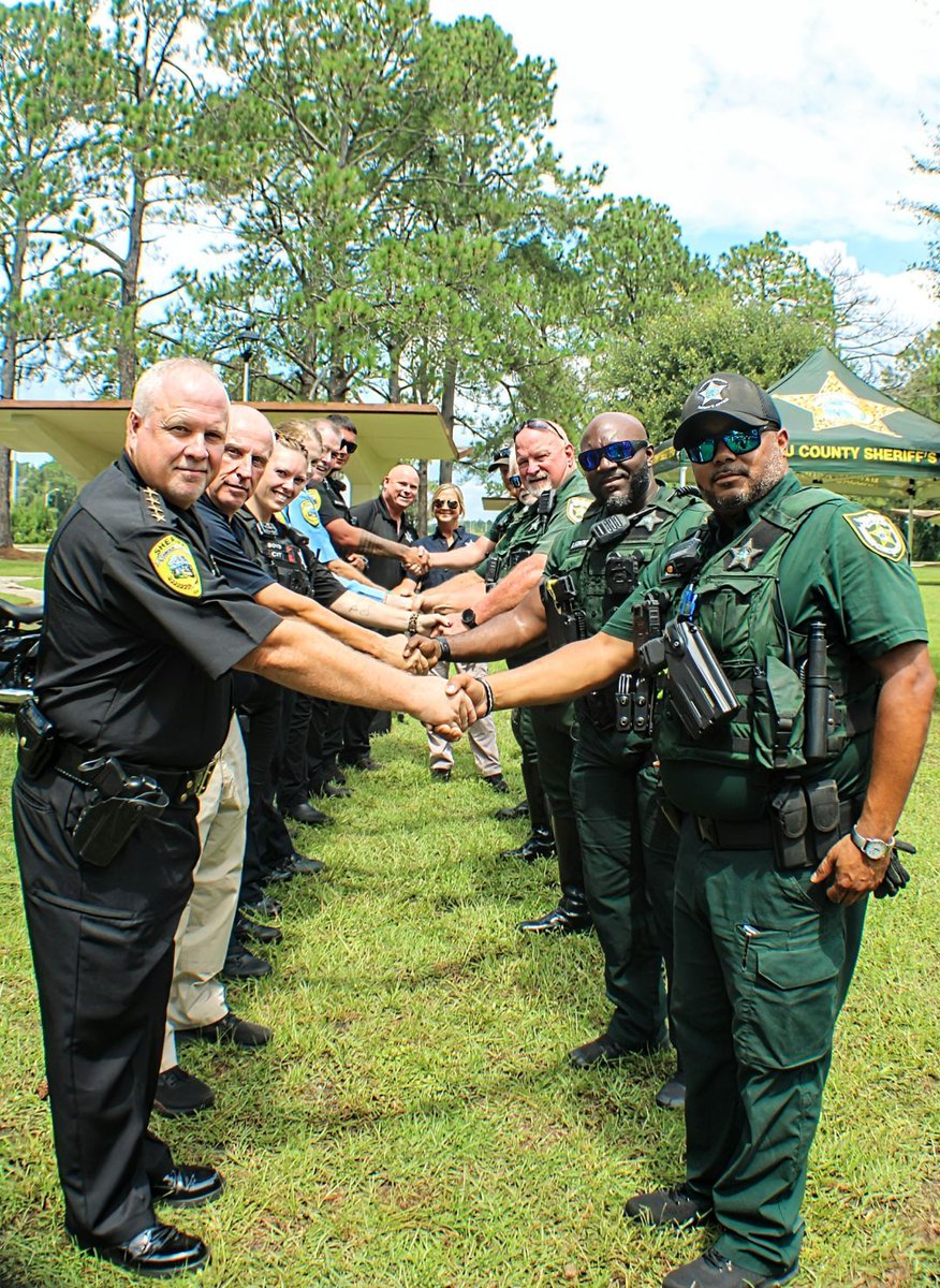 CamdenCoSheriff's tweet photo. CAMDEN COUNTY, GA—The Camden County Sheriff’s Office proudly hosted
yesterday’s Hands Across the Border campaign at the Georgia Welcome Center at Exit 1 on I-95, alongside law enforcement partners from Georgia, Florida, Alabama, South Carolina, and Tennessee. https://t.co/3RD4rAx0Nx