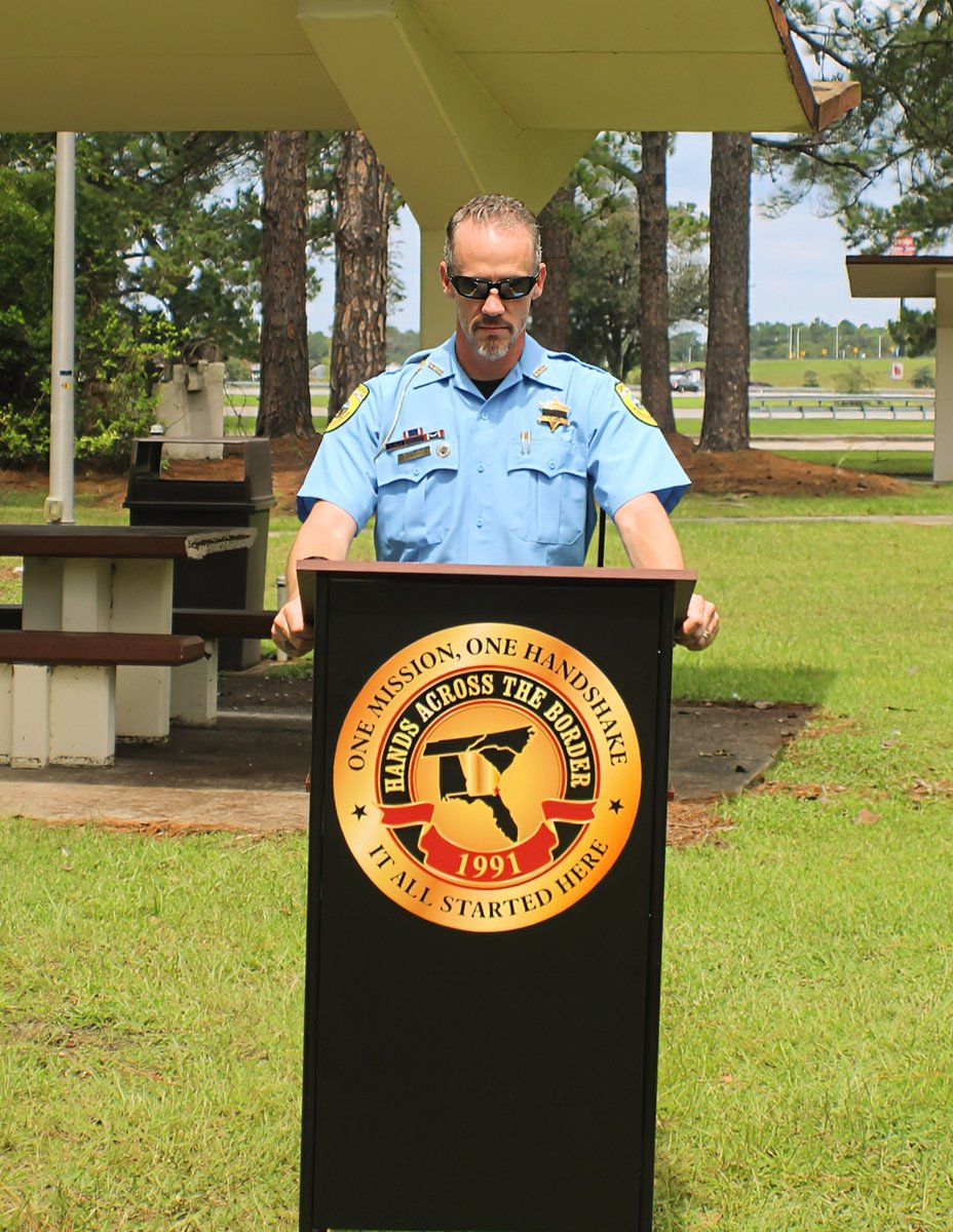 CamdenCoSheriff's tweet photo. CAMDEN COUNTY, GA—The Camden County Sheriff’s Office proudly hosted
yesterday’s Hands Across the Border campaign at the Georgia Welcome Center at Exit 1 on I-95, alongside law enforcement partners from Georgia, Florida, Alabama, South Carolina, and Tennessee. https://t.co/3RD4rAx0Nx