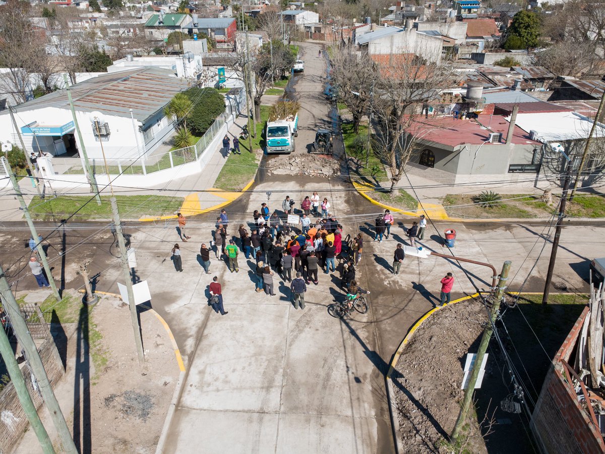 Andreswatsonok's tweet photo. NUEVO ASFALTO EN KM26700

Inauguramos un nuevo pavimento sobre la calle La Zamba, en el barrio #KM26700 que permite conectar a los vecinos con el Centro de Salud, la Delegación Municipal y tener una salida rápida desde la Base del SAME. https://t.co/4GhzRty9y3