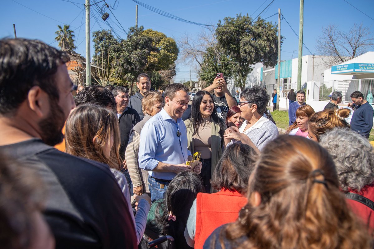 Andreswatsonok's tweet photo. NUEVO ASFALTO EN KM26700

Inauguramos un nuevo pavimento sobre la calle La Zamba, en el barrio #KM26700 que permite conectar a los vecinos con el Centro de Salud, la Delegación Municipal y tener una salida rápida desde la Base del SAME. https://t.co/4GhzRty9y3