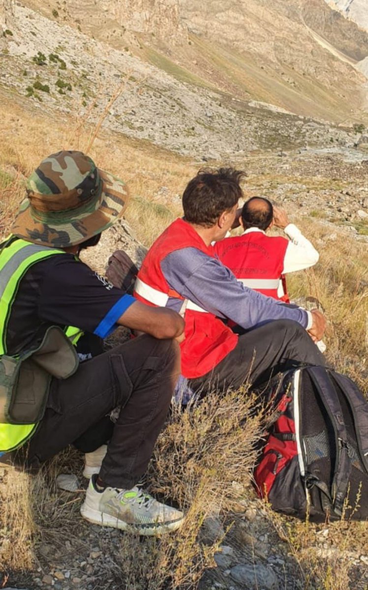 PRCSKP_Official's tweet photo. PRCS volunteers (CDRT members, VC Reshun Chitral Upper) have formed a Quick Response Team with local departments to prepare for a potential GLOF eruption. With a high alert issued, the team is monitoring the situation &amp; ready to respond to any emergency #FloodsInPakistan https://t.co/2prVOMpQNB
