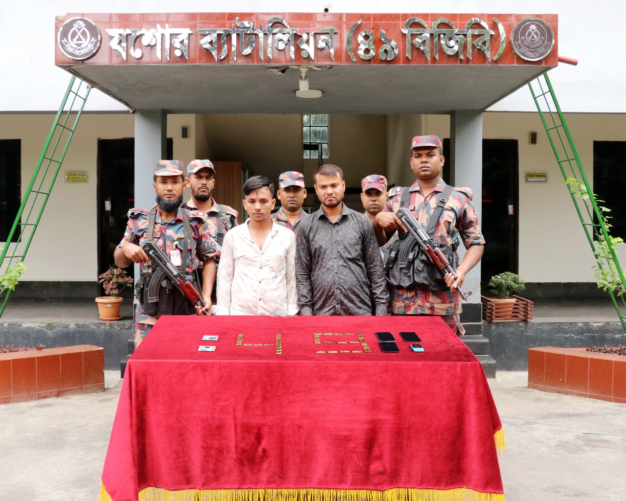 যশোরে ৮ কোটি টাকার স্বর্ণ জব্দ, ৩ চোরাকারবারি আটক