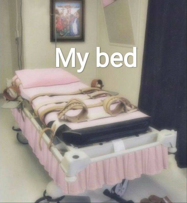 то, как должна выглядеть кушетка для растяжки
тело старается минимизировать боль и становится на мостик даже с разведёнными ногами, так что теперь мне приходится свешивать их по разные стороны и лежать враскоряку в этом царстве кринжа 😭
(сергею тоже тяжело, и он уползает вверх)