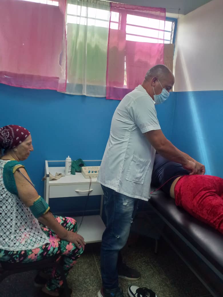 cubacooperaven's tweet photo. Trabajo diario en la Sala de Rehabilitación Integral Daniel Ramos perteneciente al Centro de Diagnóstico Integral Ezequiel Zamora, municipio las Mercedes del Llano, estado Guárico. #CubaCoopera https://t.co/U5nIteWWj4