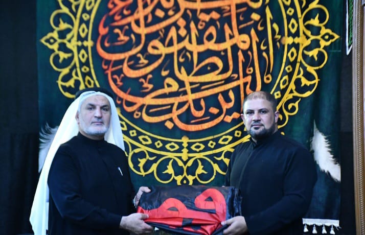 شرف عظيم أن تُقدَّم هدية راية سيد الشهداء عليه السلام من كربلاء المقدسة إلى موكب أبا الأحرار.
هذه الراية المباركة تبقى وسام عز وفخر على صدور الخَدَمة، ودليل على أن درب الحسين باقٍ ما بقي الدهر.

الحمد لله على نعمة الحسين عليه السلام 🌹

#كربلاء #موكب_أبا_الأحرار #راية_الحسين