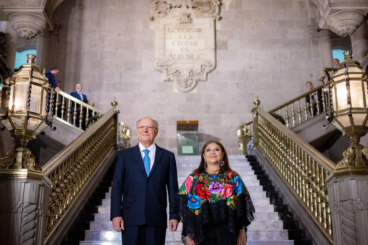 Hoy entregué las #LlavesDeLaCiudad de México al vicepresidente de Brasil, <a href="/geraldoalckmin/">Geraldo Alckmin 🇧🇷</a> . Un reconocimiento que simboliza respeto, amistad y la hermandad entre dos pueblos que luchamos por la justicia social y la transformación. 

Me acompañaron la Presidenta de la Mesa