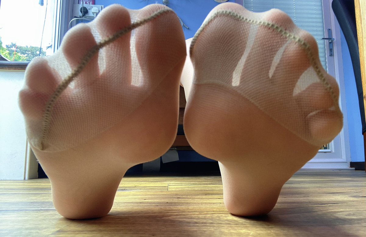 Spreading these little toes nice and wide ☺️

#feet #soles #tights #pantyhose