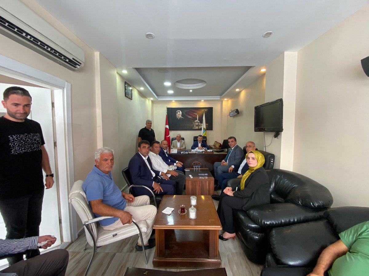 Milletvekilimiz <a href="/malicevheri/">𝐃𝐫. 𝐌𝐞𝐡𝐦𝐞𝐭 𝐀𝐥𝐢 𝐂𝐞𝐯𝐡𝐞𝐫𝐢</a>  İl Başkan Yardımcımız <a href="/Cetinermehmets/">Mehmet Serhat Çetiner</a> Ve Teşkilatımızla beraber Bozova Esnaf  ve sanatkarlar Odası Başkanı sayın Nihat Satıcı’yı ziyaret ettik. 

İlgi ve alakalarından dolayı Oda Başkanımız’a teşekkür ediyorum.

<a href="/RTErdogan/">Recep Tayyip Erdoğan</a> <a href="/milhamigunbegi/">M.İlhami GÜNBEGİ</a>