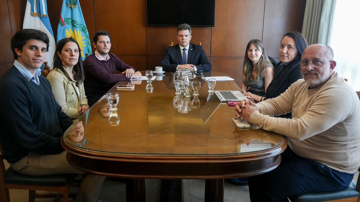 El Asesor General de Gobierno, <a href="/SPerezTeruel/">Santiago Pérez Teruel</a>, distinguió al Grupo de Trabajo que, en cumplimiento de la Resolución N° 41/2025, finalizó las tareas de asistencia técnica en materia de seguridad pública en coordinación con el Ministerio de Seguridad. 
asesoria.gba.gov.ar/noticias/notic…