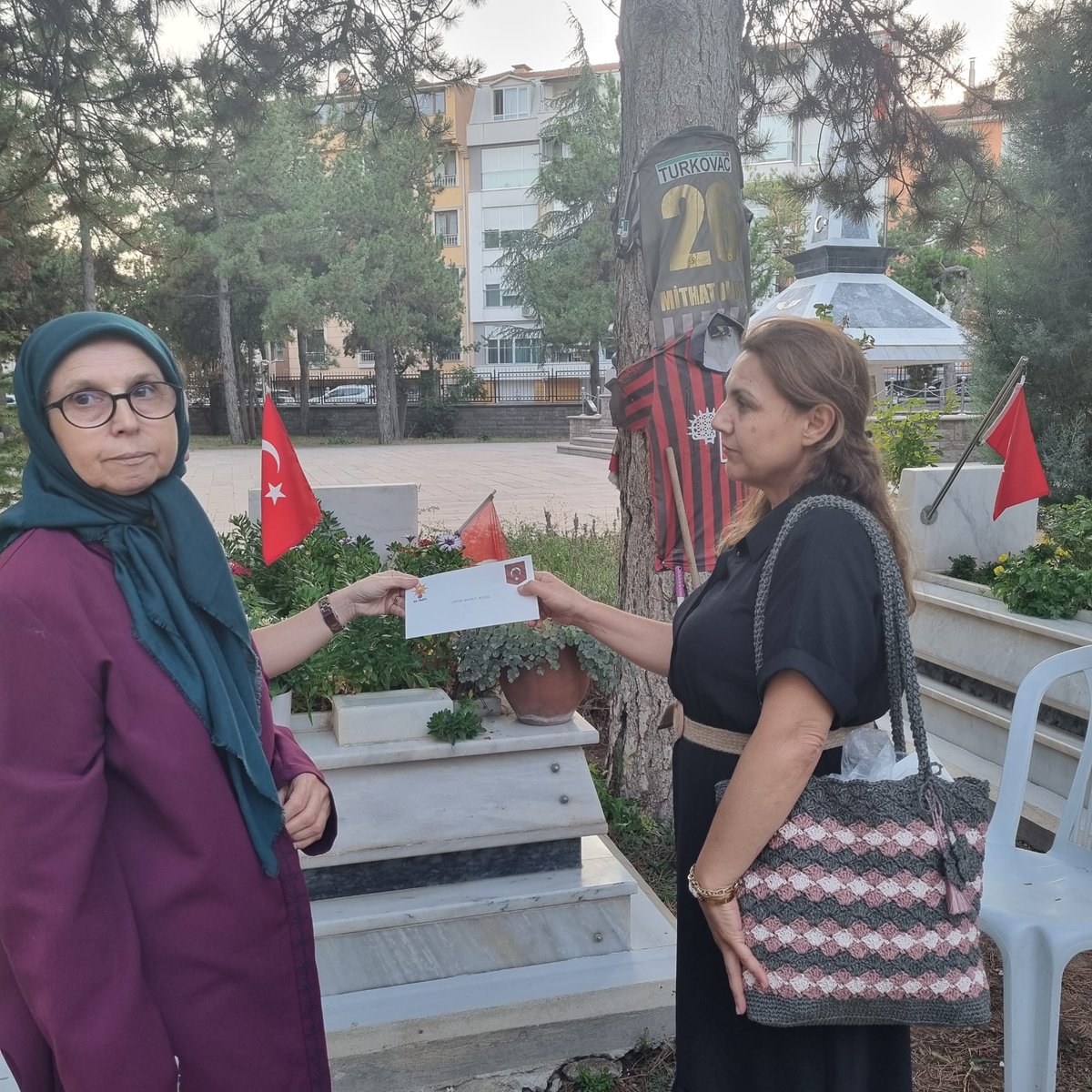 Ak Parti Odunpazarı Kadın Kolları olarak,  Cumhurbaşkanımız Sayın Recep Tayyip Erdoğan'ın selamlarını ve mektuplarını kıymetli şehitlermizin aileleri Dunca ailesine ve  Ay ailesine ulaştırdık. Aziz şehitlerimizin ruhu şad olsun.🇹🇷