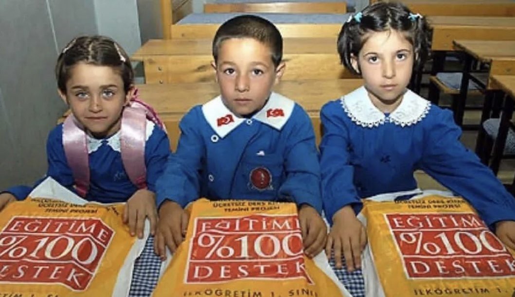 Bu poşetleri hatırlayanların gözleri yaşlı...
içinde en az 12 kitap olurdu eve gidene kadar da yırtılırdı