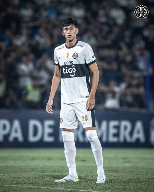 PRA BASE
O Vasco está em tratativas finais para contratar o meia paraguaio Brayan Grance, de 18 anos, junto ao Olimpia. O jogador deve chegar por empréstimo e ser incorporado ao Sub-20. Neste momento, os clubes estão na fase de trocas de documentos. Ele é esperado no Rio para